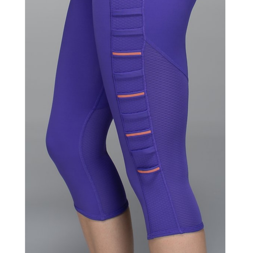 Lululemon Iris Flower 17" Breezy Crop Size 6 - Picture 2 of 14